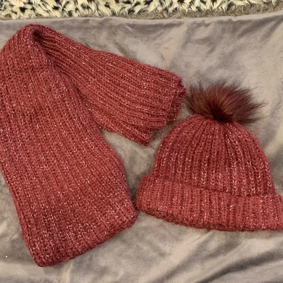 🛑 SOLD 🛑 BOUTIQUE WINTER SCARF & HAT SET - Picture 1 of 3